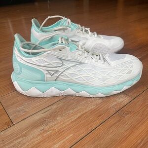 Mizuno wave ladies tennis hard court shoes. Worn a couple of times.